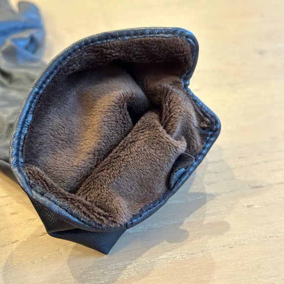 Size small, vegan leather winter gloves w/ screen fingers - Picture 4 of 4